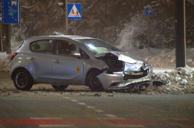 Sygnalizacja nie działała, jeden z kierowców nie spojrzał na znaki. Nocne zderzenie opla z BMW (zdjęcia)