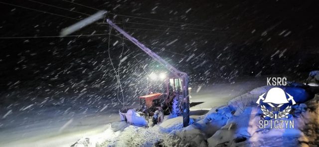 Odśnieżanie drogi nie poszło zgodnie z planem. Ciągnik spadł ze skarpy i uderzył w słup (zdjęcia)