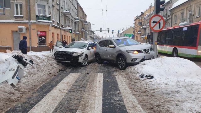 Wjechał na czerwonym, doprowadził do zderzenia. Wszystko nagrała kamera (zdjęcia, wideo)