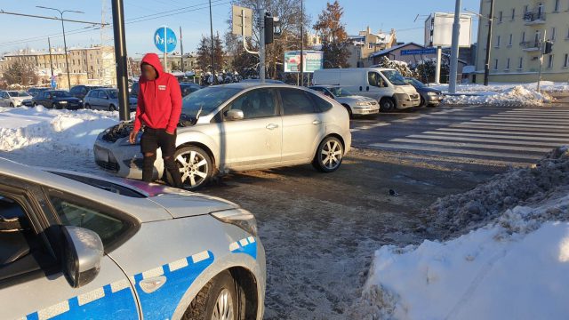 Bez pokrywy silnika i z rozbitą szybą jechał przez miasto. Twierdził, że ma niedaleko do domu (zdjęcia)