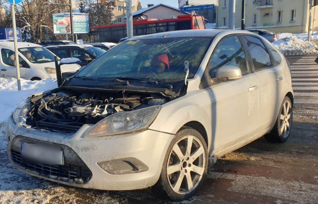 Bez pokrywy silnika i z rozbitą szybą jechał przez miasto. Twierdził, że ma niedaleko do domu (zdjęcia)