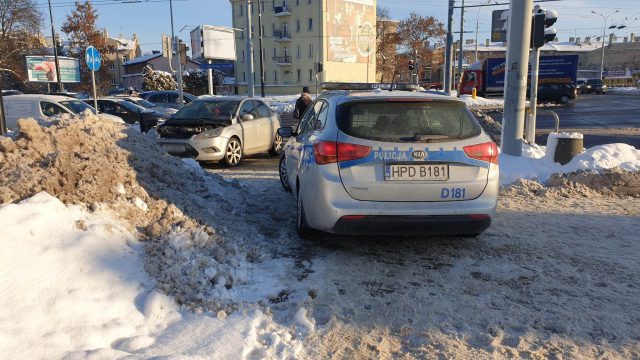 Bez pokrywy silnika i z rozbitą szybą jechał przez miasto. Twierdził, że ma niedaleko do domu (zdjęcia)