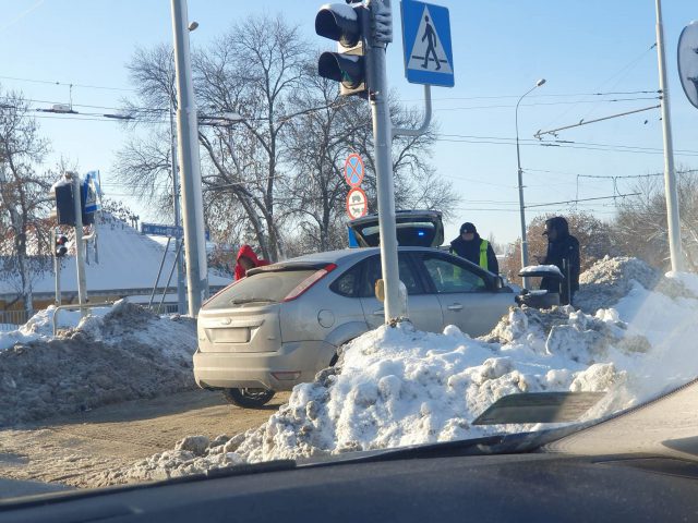 Bez pokrywy silnika i z rozbitą szybą jechał przez miasto. Twierdził, że ma niedaleko do domu (zdjęcia)