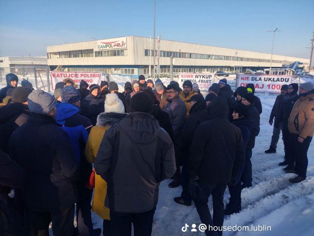 Rolnicy protestują przez przetwórnią owoców i warzyw. „Zadłużony zakład chcą ratować naszymi pieniędzmi” (zdjęcia)