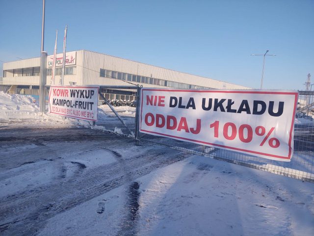 Rolnicy protestują przez przetwórnią owoców i warzyw. „Zadłużony zakład chcą ratować naszymi pieniędzmi” (zdjęcia)