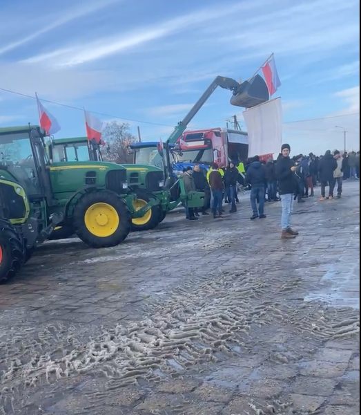 Zablokowali ciągnikami główne drogi do miasta. W Hrubieszowie trwa protest rolników (zdjęcia)