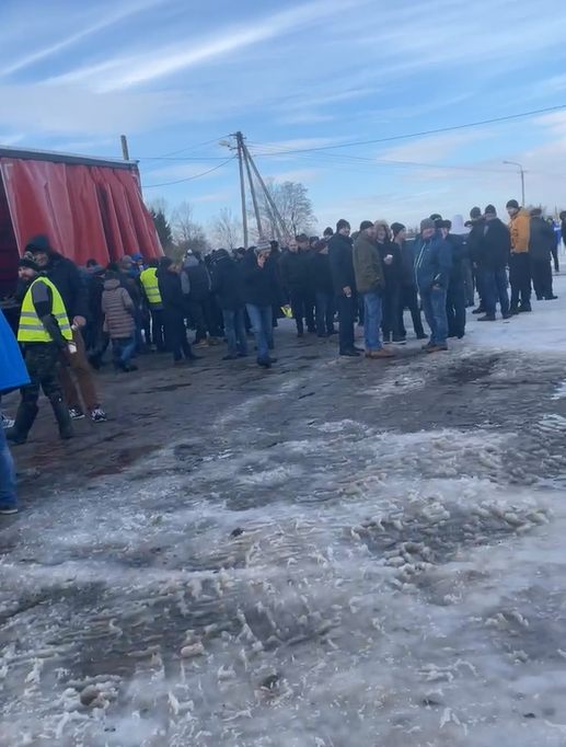 Zablokowali ciągnikami główne drogi do miasta. W Hrubieszowie trwa protest rolników (zdjęcia)