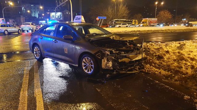 Zderzenie dwóch toyot na skrzyżowaniu. Są bardzo duże utrudnienia, kierowcy utknęli w korkach (zdjęcia)