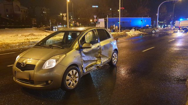 Zderzenie dwóch toyot na skrzyżowaniu. Są bardzo duże utrudnienia, kierowcy utknęli w korkach (zdjęcia)