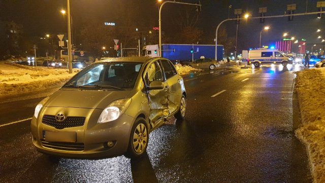 Zderzenie dwóch toyot na skrzyżowaniu. Są bardzo duże utrudnienia, kierowcy utknęli w korkach (zdjęcia)