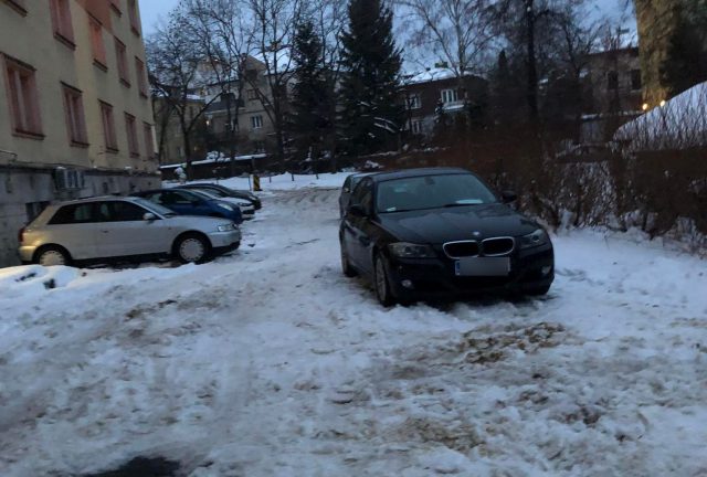 Zostawił BMW na środku, inni mieszkańcy nie mogą korzystać z parkingu. „Boję się zakopać” (zdjęcia)