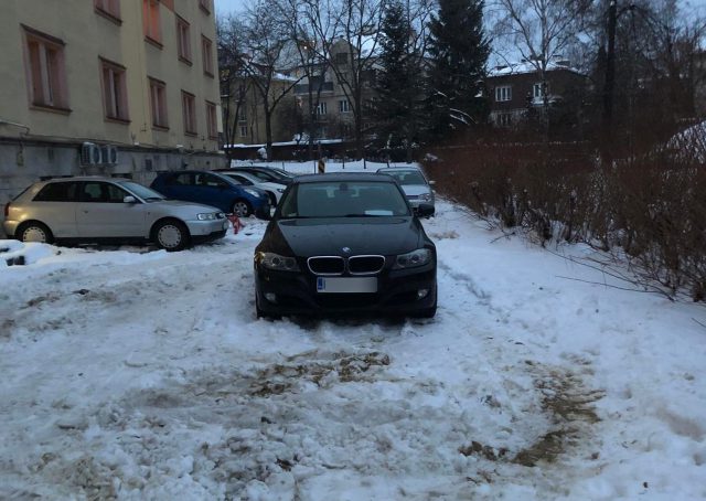 Zostawił BMW na środku, inni mieszkańcy nie mogą korzystać z parkingu. „Boję się zakopać” (zdjęcia)