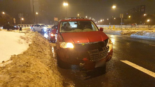 Wjechał wprost przed chryslera. Kolejne zderzenie pojazdów na rondzie przy Makro (zdjęcia)