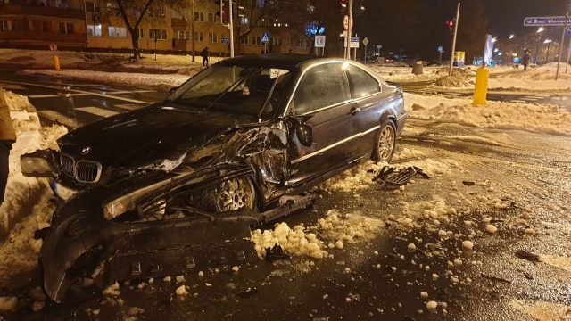 Nie zauważył jadącego z naprzeciwka BMW. Auta rozbite, kierowcy cali (zdjęcia)