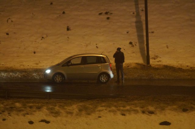 Pojazdy jeden za drugim wpadały w wyrwę w jezdni. Ustawiła się kolejka uszkodzonych aut (zdjęcia)