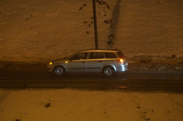 Pojazdy jeden za drugim wpadały w wyrwę w jezdni. Ustawiła się kolejka uszkodzonych aut (zdjęcia)