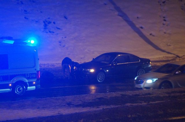 Pojazdy jeden za drugim wpadały w wyrwę w jezdni. Ustawiła się kolejka uszkodzonych aut (zdjęcia)