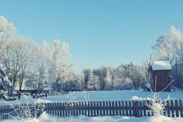 Wizytówka skansenu i Jarmarku Holeńskiego znów budzi zachwyt. Stuletni wiatrak został wyremontowany (zdjęcia)