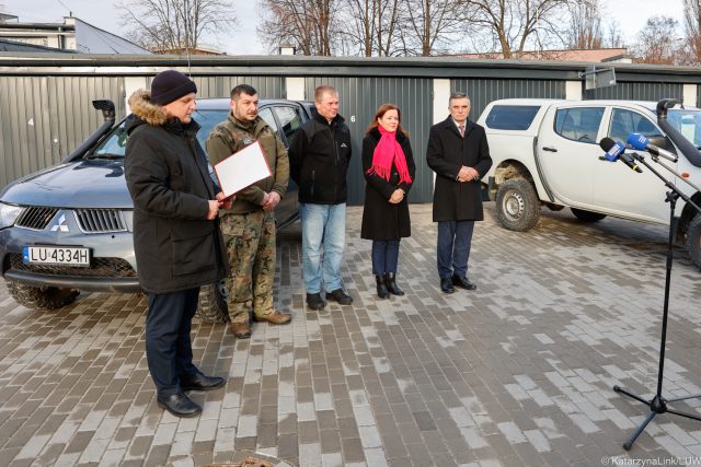 Przez lata służyły strażnikom rybackim. Teraz terenowe auta będą pomagać mieszkańcom Ukrainy (zdjęcia)
