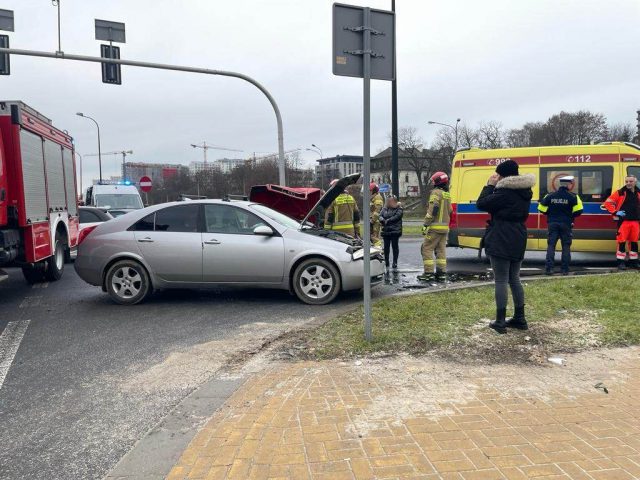 Zderzenie nissana z audi na ruchliwym skrzyżowaniu. Jedna osoba poszkodowana (zdjęcia)