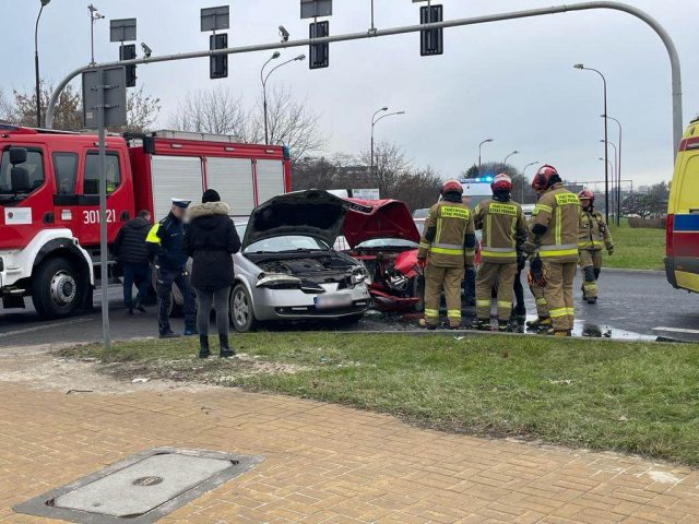 Zderzenie nissana z audi na ruchliwym skrzyżowaniu. Jedna osoba poszkodowana (zdjęcia)