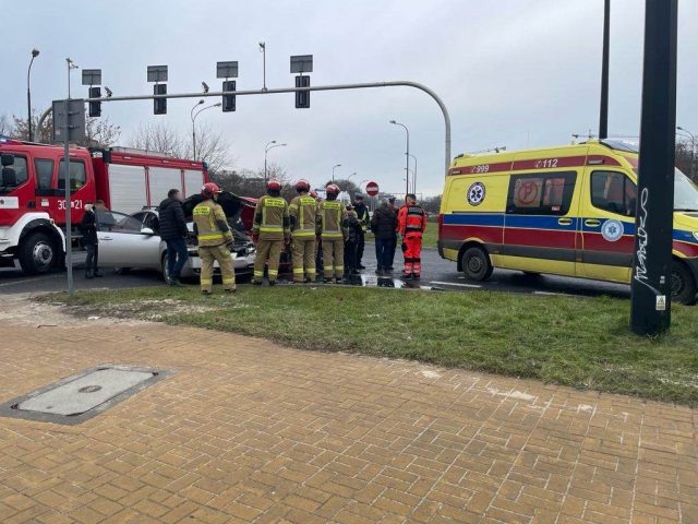 Zderzenie nissana z audi na ruchliwym skrzyżowaniu. Jedna osoba poszkodowana (zdjęcia)