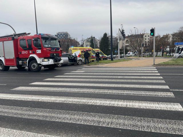 Zderzenie nissana z audi na ruchliwym skrzyżowaniu. Jedna osoba poszkodowana (zdjęcia)