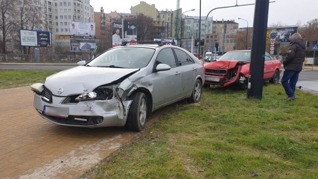 Zderzenie nissana z audi na ruchliwym skrzyżowaniu. Jedna osoba poszkodowana (zdjęcia)