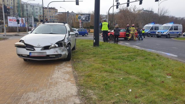 Zderzenie nissana z audi na ruchliwym skrzyżowaniu. Jedna osoba poszkodowana (zdjęcia)