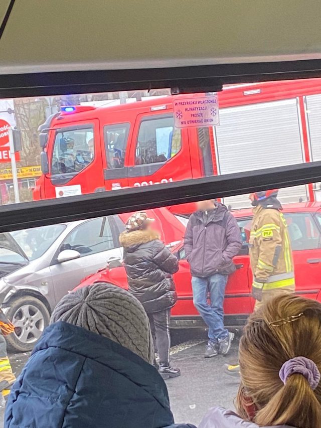 Zderzenie nissana z audi na ruchliwym skrzyżowaniu. Jedna osoba poszkodowana (zdjęcia)