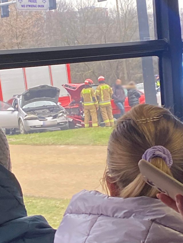 Zderzenie nissana z audi na ruchliwym skrzyżowaniu. Jedna osoba poszkodowana (zdjęcia)