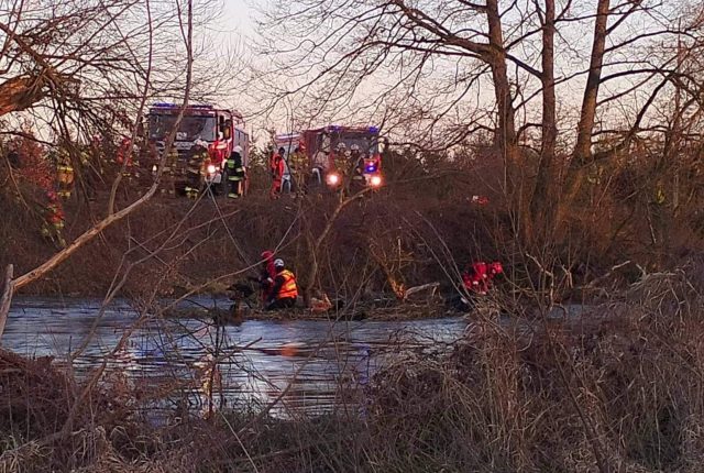 Tragedia nad rzeką, matka z dzieckiem wpadła do wody. Trwają ich poszukiwania (zdjęcia)