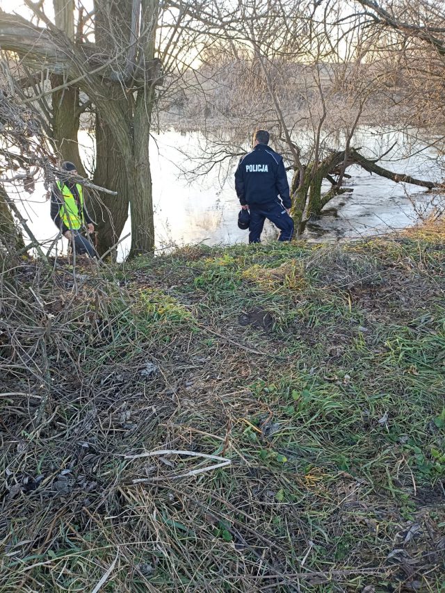 Znaleziono dziecko, które wpadło do rzeki. Trwa jego reanimacja, kobieta wciąż jest poszukiwana (zdjęcia)