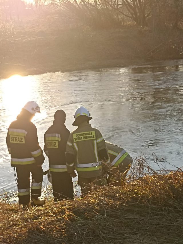 Znaleziono dziecko, które wpadło do rzeki. Trwa jego reanimacja, kobieta wciąż jest poszukiwana (zdjęcia)