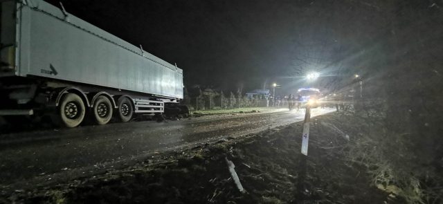 Zderzenie skody z ciężarówką. Jedna osoba poszkodowana, droga jest nieprzejezdna (zdjęcia)