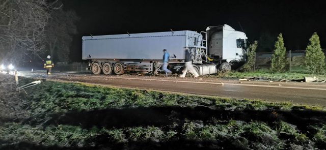 Zderzenie skody z ciężarówką. Jedna osoba poszkodowana, droga jest nieprzejezdna (zdjęcia)