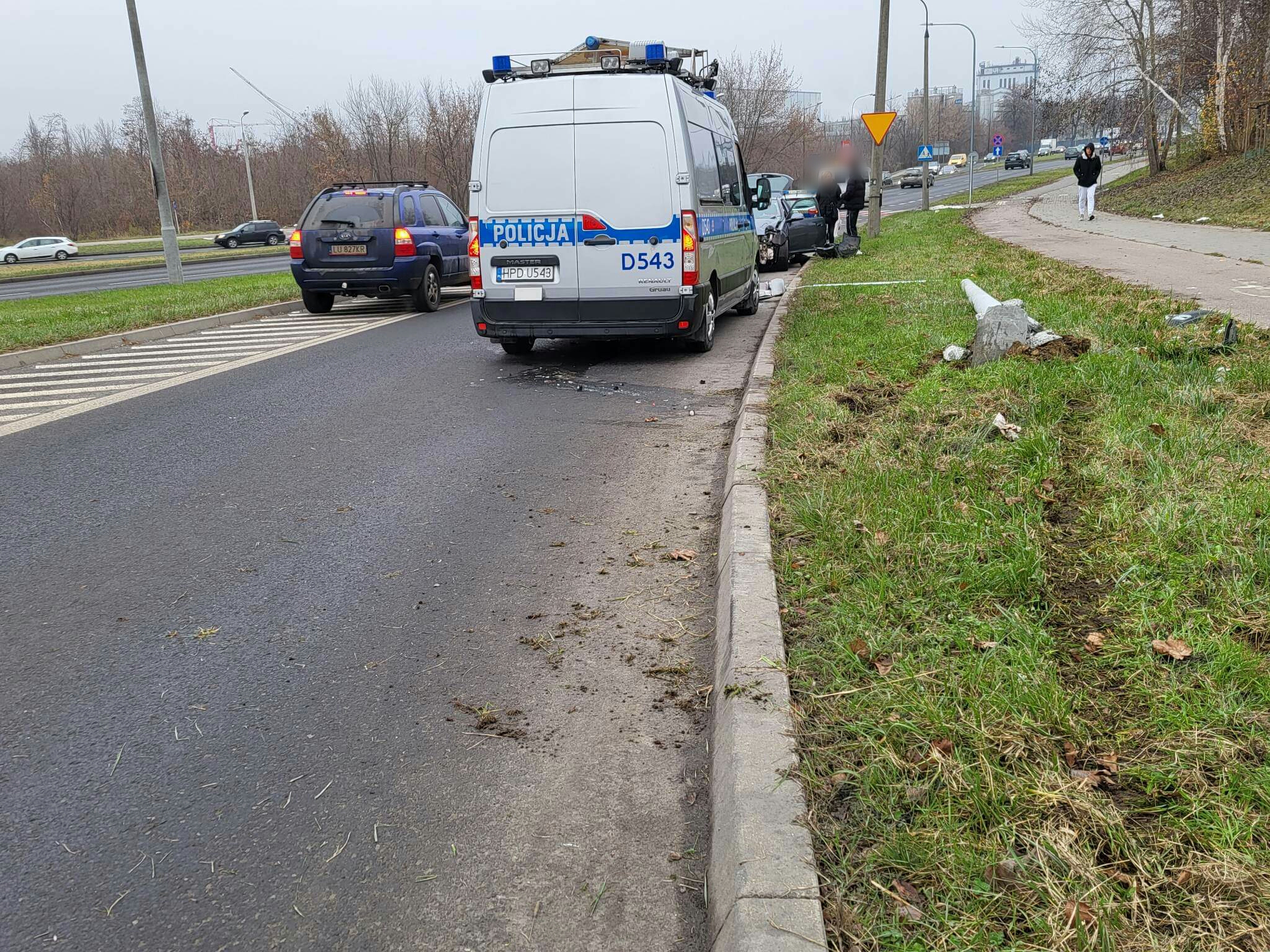 Wypadł hondą z jezdni, pojazd uderzył w betonowy słup (zdjęcia)