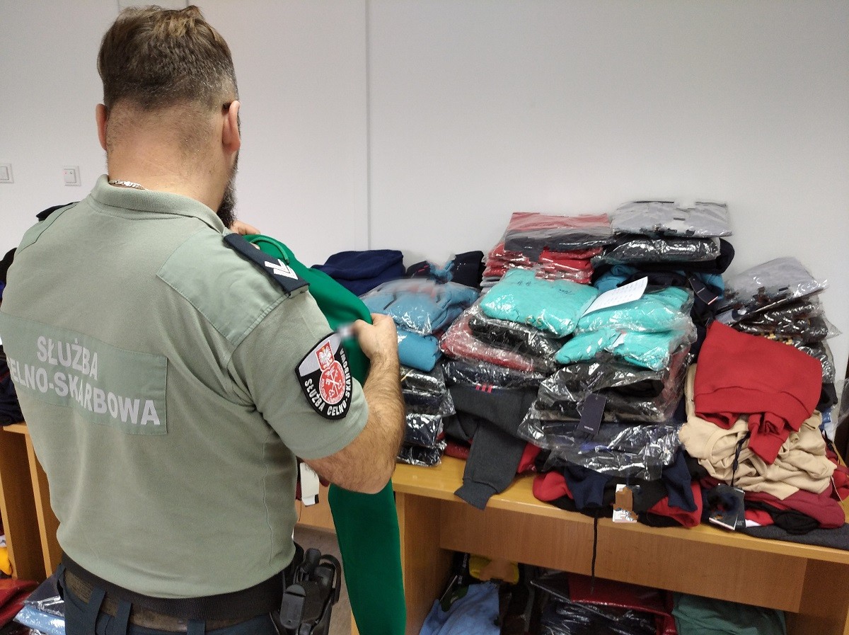 W trakcie kontroli targowiska w Lublinie zabezpieczono blisko 1,3 tys. sztuk podrobionej odzieży (zdjęcia)