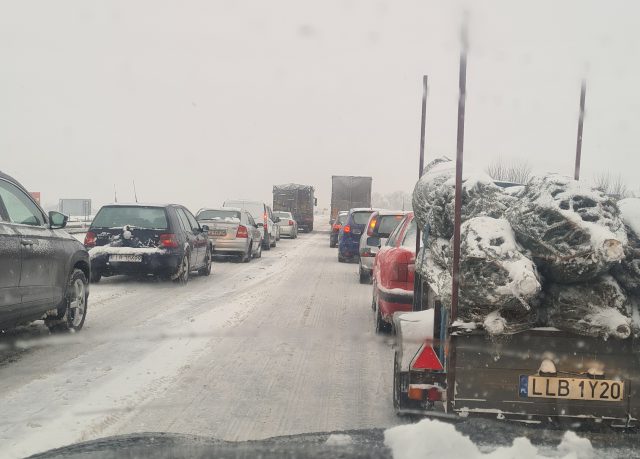 Na drodze krajowej nr 19 przewrócił się pojazd ciężarowy. Lokalnie występują paraliż komunikacyjny (zdjęcia)