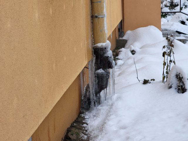 Sople i ciężki śnieg stwarzają ogromne zagrożenie dla zdrowia i życia. Ruszyły akcje odśnieżania dachów (zdjęcia)