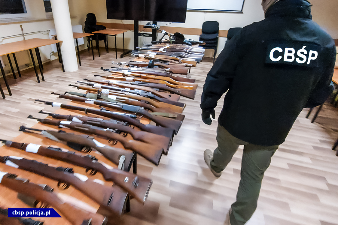 Uderzenie w grupę przestępczą zajmującą się nielegalnym handlem bronią i amunicją (wideo, zdjęcia)