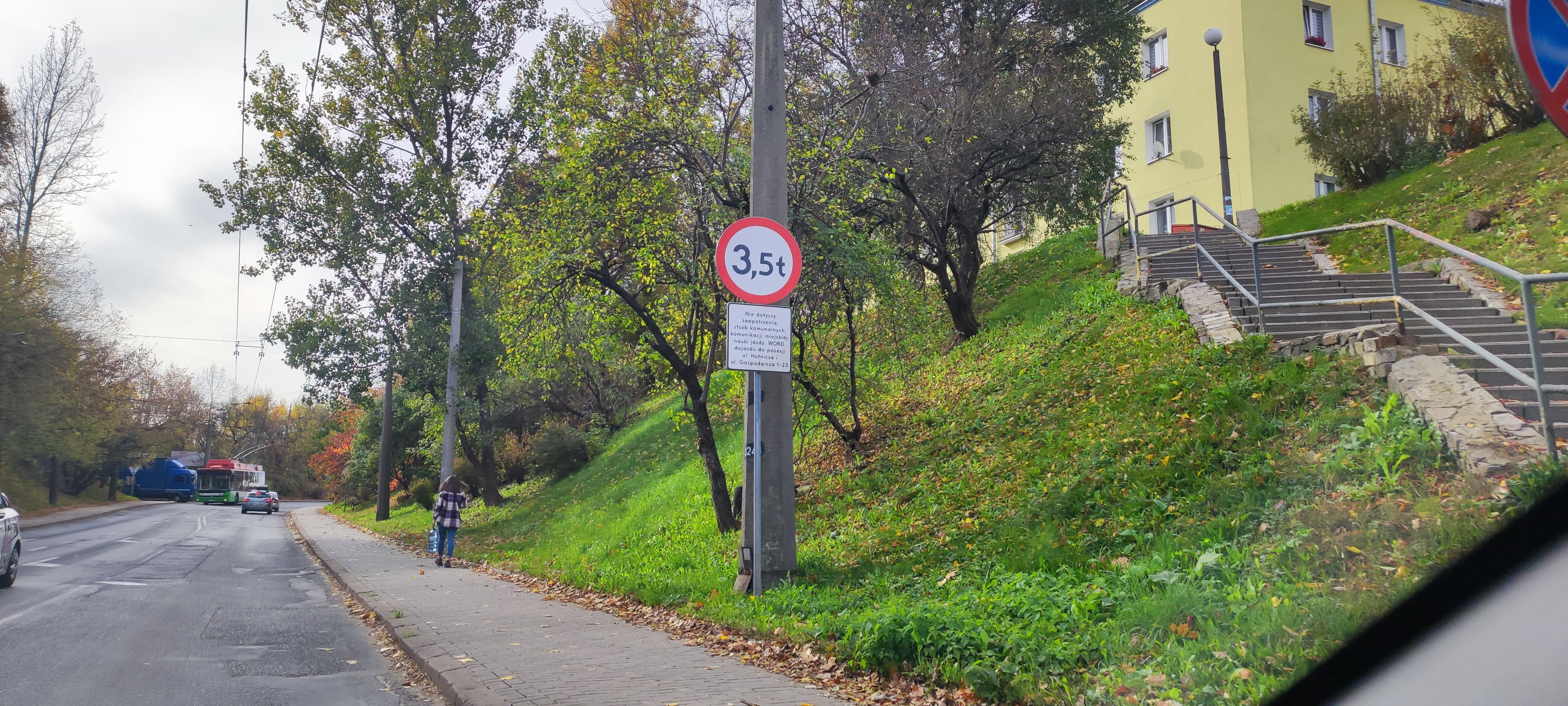 Po naszej interwencji zmienią oznakowanie na ul. Mełgiewskiej (zdjęcia)