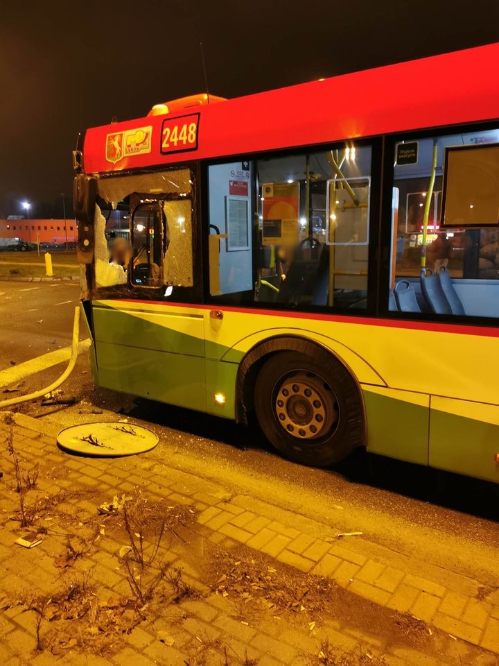 Wpadł w poślizg na rondzie przy Makro, uszkodził dwa pojazdy i uciekł. Porzucił też rozbite auto (zdjęcia)