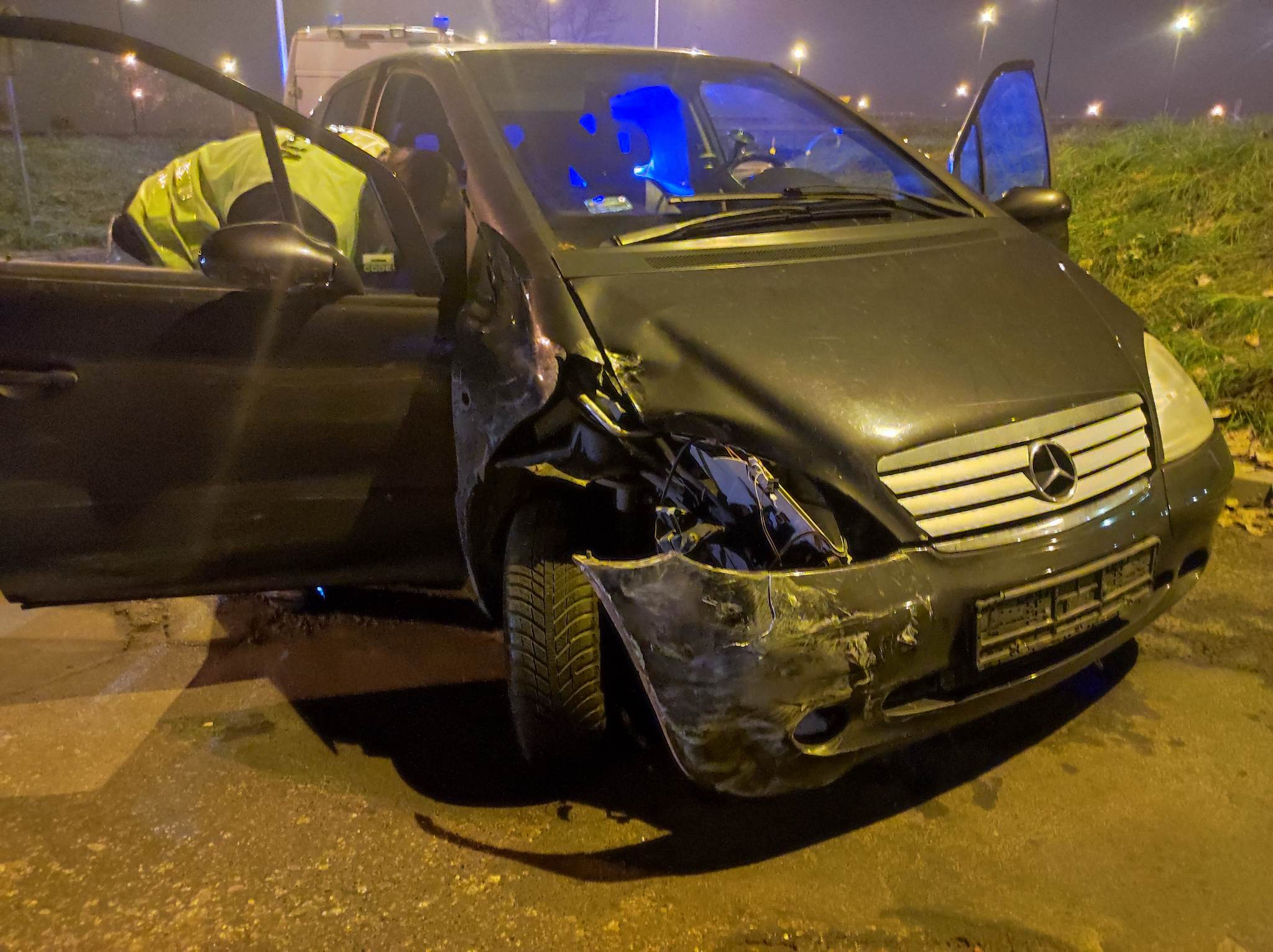 Wpadł w poślizg na rondzie przy Makro, uszkodził dwa pojazdy i uciekł. Porzucił też rozbite auto (zdjęcia)