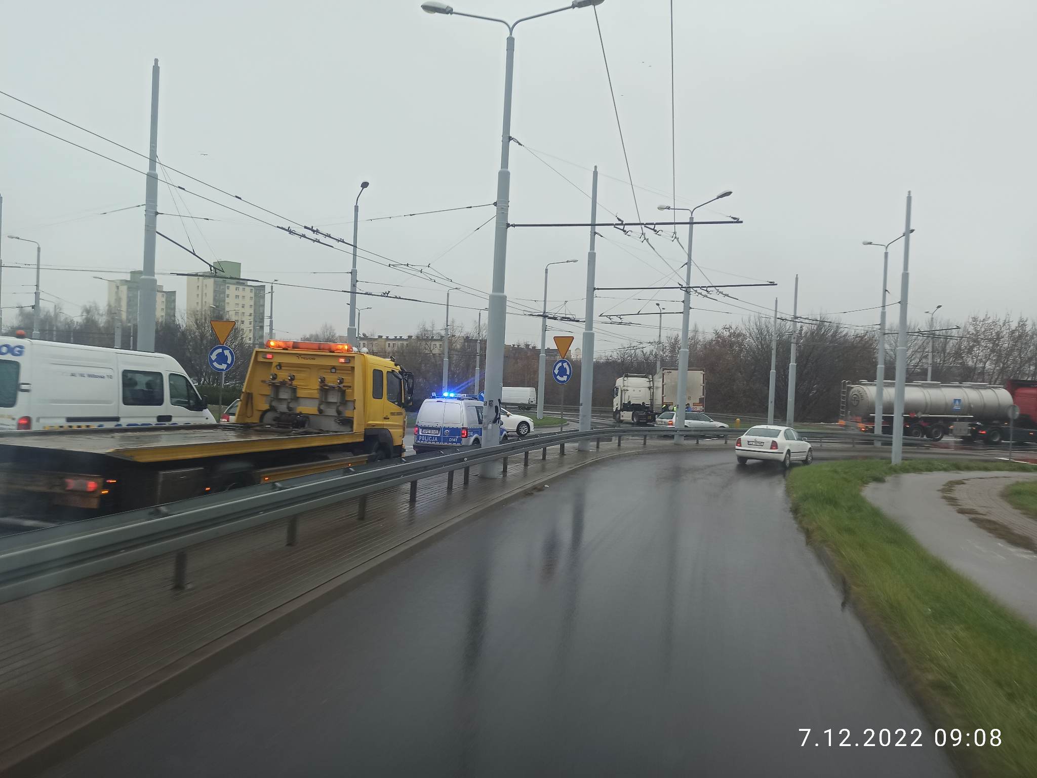 Na rondzie w Lublinie z ciągnika siodłowego odpięła się naczepa. Są duże utrudnienia w ruchu (zdjęcia)