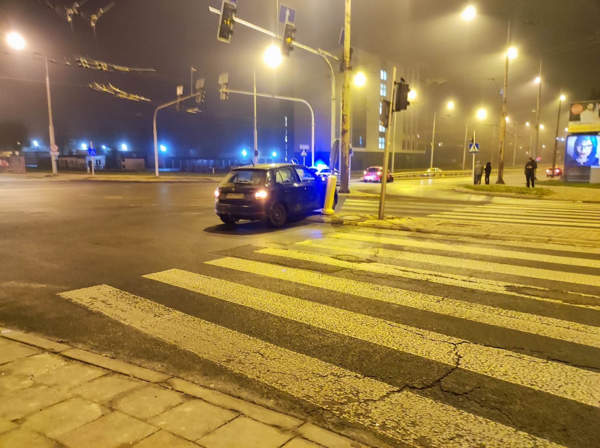 Nocne zderzenie renaulta ze skodą na skrzyżowaniu w Lublinie (zdjęcia)