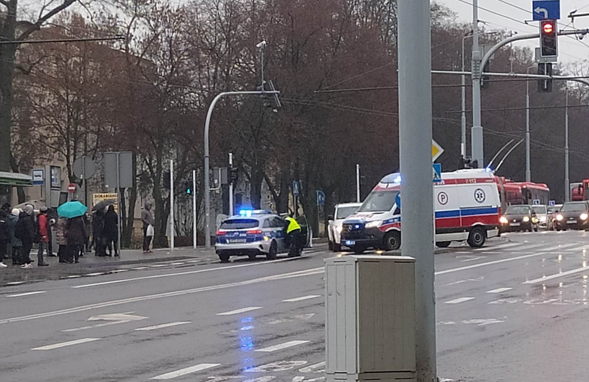 Przejechała po stopie pieszej, kobieta trafiła do szpitala (zdjęcia)