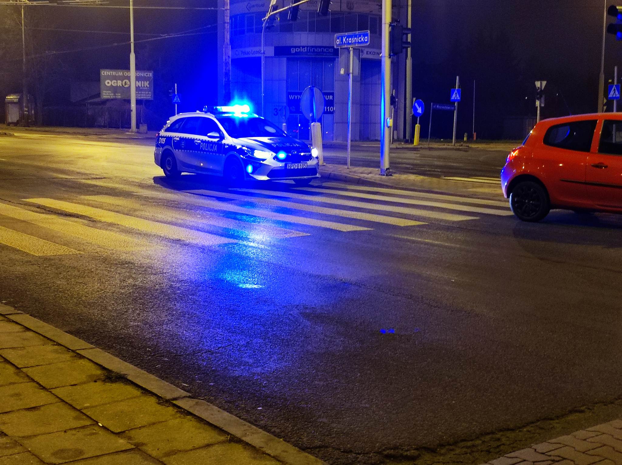 Nocne zderzenie renaulta ze skodą na skrzyżowaniu w Lublinie (zdjęcia)