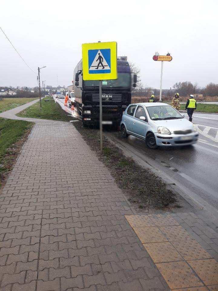 Zderzenie ciężarówki z osobówką na trasie Lublin – Lubartów. Zablokowany jeden pas ruchu (zdjęcia)