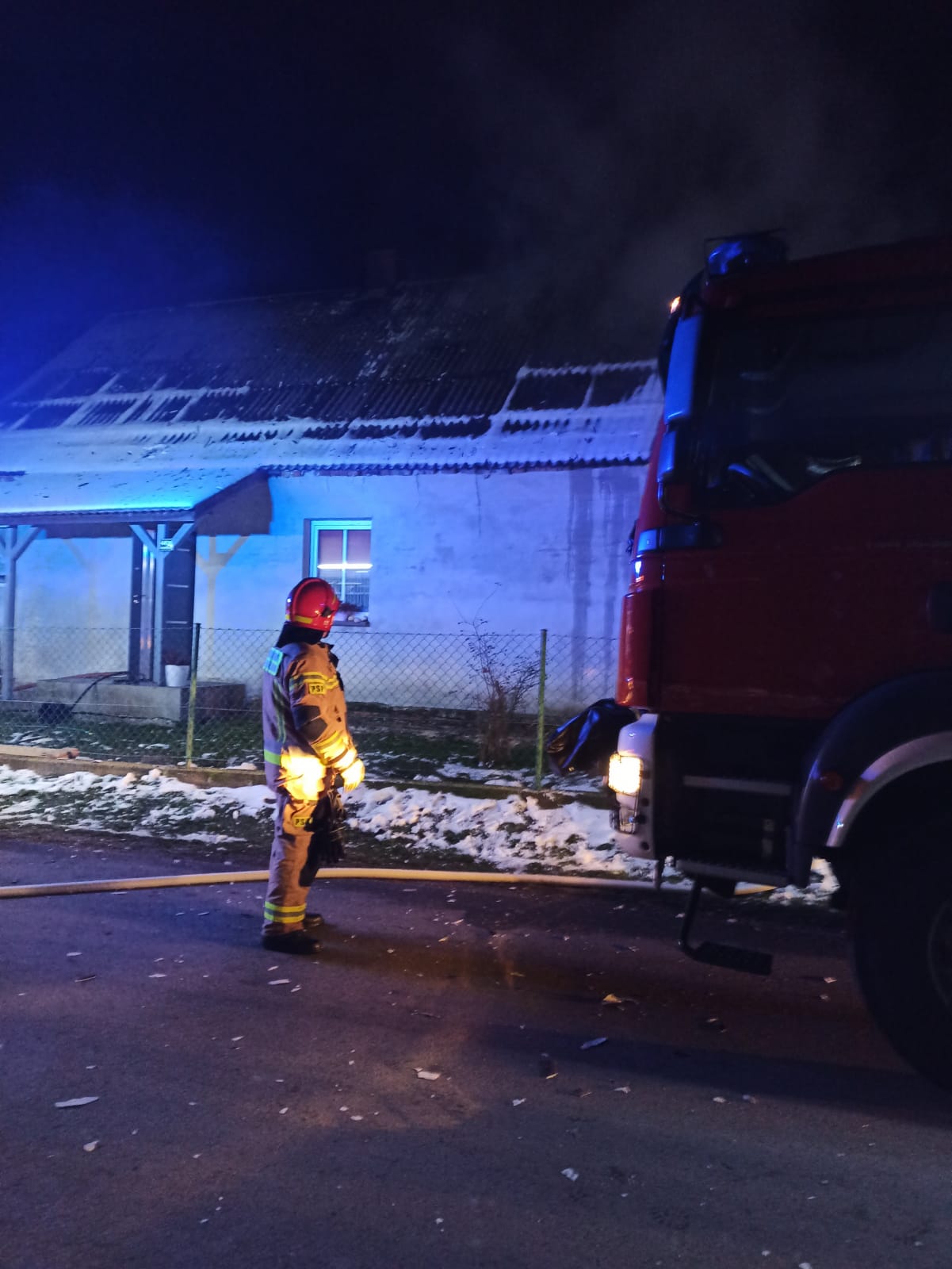 Ogień w kotłowni, gęste zadymienie w budynku. Z pożarem walczyło kilka zastępów strażaków (zdjęcia)